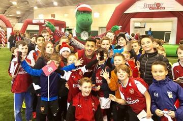 Alexis Sánchez junto a los niños de Junior Gunners.