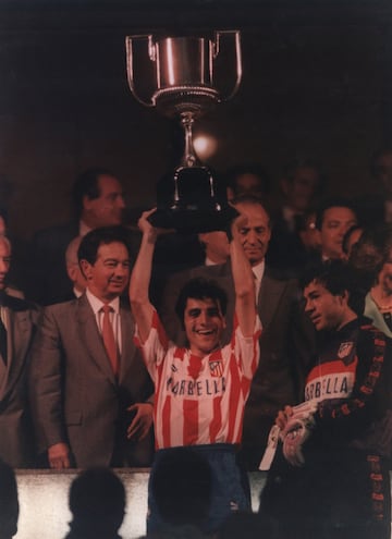 El defensor de Santiago de Compostela llegó a jugar 19 encuentros con la Selección, participando en el Mundial de México 1986 y en la Eurocopa de Alemania 1988. Con el Atleti ganó una Liga (1995/96), 4 Copas del Rey y una Supercopa de España. 