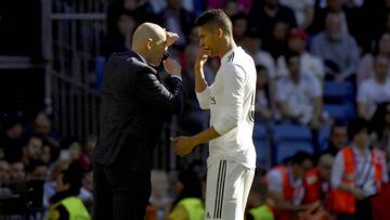 Zidane y Varane, en un partido del Real Madrid.