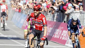 Thomas De Gendt celebra su victoria al esprint en la meta de Nápoles en el Giro de Italia 2022.