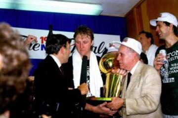 Junto a Larry Bird.