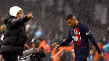 Mbappé se marcha del campo tras ser sustituido durante el partido de Ligue 1 contra el Olympique de Marsella.