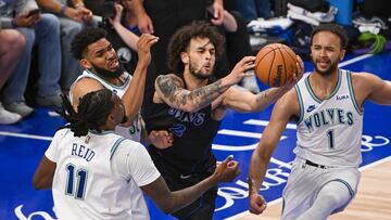 Minneapolis (United States), 25/05/2024.- Dallas Mavericks center Dereck Lively II (C) grabs a rebound as he is boxed in by Minnesota Timberwolves center Naz Reid (L), and forwards Karl-Anthony Towns (C-L) and Kyle Anderson during the second quarter of game two of the NBA Western Conference finals at Target Center in Minneapolis, Minnesota, USA, 24 May 2024. Dallas won 109-108 and takes a two game lead in the series. (Baloncesto) EFE/EPA/CRAIG LASSIG SHUTTERSTOCK OUT