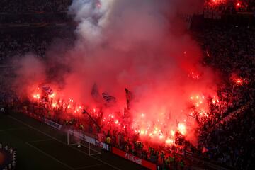 La afición del Marsella encendió el campo con bengalas