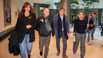 (I-D) La presidenta de Junts, Laura Borràs; el secretario general de Junts per Catalunya, Jordi Turull; el expresidente de la Generalitat, Carles Puigdemont, y la diputada de Junts, Miriam Nogueras, a su llegada al Parlamento Europeo, a 8 de noviembre de 2023, en Bélgica (Bruselas). Los negociadores de Junts y del PSOE siguen sin llegar a un acuerdo sobre la ley de amnistía a primera hora de hoy tras una noche de negociaciones "intensas", lo que complica la investidura de Pedro Sánchez como presidente del Gobierno esta semana. Fuentes de la negociación explican que continúan los trabajos "intensos y discretos" en Bruselas después de una noche en la que tampoco se ha logrado cerrar el acuerdo entre negociadores exconvergentes y socialistas, encabezados por su secretario de Organización y 'número tres', Santos Cerdán.
08 NOVIEMBRE 2023;BÉLGICA;BRUSELAS;PSOE;JUNTS;NEGOCIACIONES
Europa Press
08/11/2023