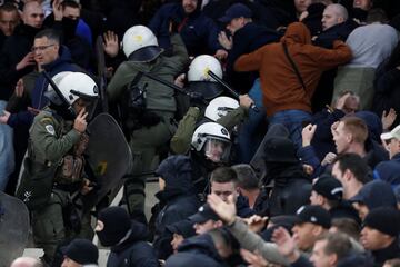 Durante los altercados de algunos aficionados del AEK la policia tuvo que intervenir. Los griegos asaltaron al campo y lanzaron bengalas a los seguidores del conjunto holandés. 