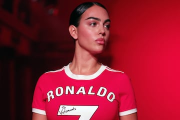 La modelo ha desfilado en una de las plazas más exclusivas, la París Fashion Week, con un vestido nunca visto. La firma Vetements ha diseñado un vestido a partir de una camiseta de Cristiano Ronaldo firmada de cuando jugaba en el Manchester United.