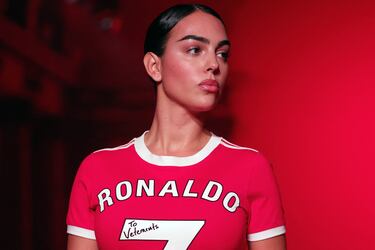 La modelo ha desfilado en una de las plazas más exclusivas, la París Fashion Week, con un vestido nunca visto. La firma Vetements ha diseñado un vestido a partir de una camiseta de Cristiano Ronaldo firmada de cuando jugaba en el Manchester United.