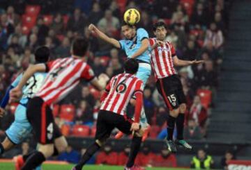 Iraola disputa un balón con Alex Moreno.