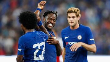 Batshuayi y Willian celebran uno de los goles.