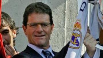 <b>EXULTANTE. </b>Capello celebró por todo lo alto la Liga 2006-07 en la sede de la Comunidad de Madrid.