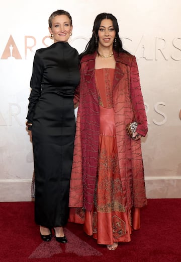 Maya Gnyp y Smriti Mundhra posan en la alfombra roja del Dolby Theatre.