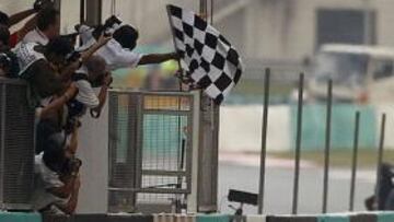 <b>EL ESPEJISMO DE MALAISIA. </b>La lluvia ayudó a Alonso a ganar y a colocarse como líder en Sepang.