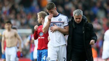 Gary Cahill y José Mourinho, durante un partido del Chelsea.