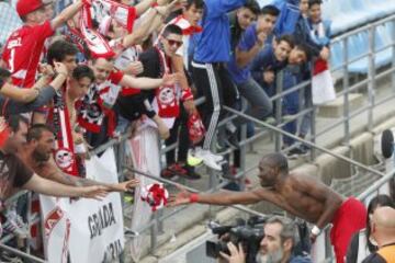 Los jugadores del Granada saludan a los aficionados que se desplazaron a Getafe.