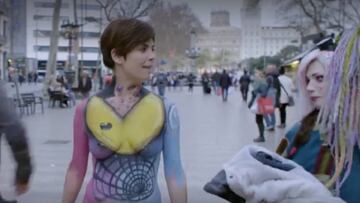 El desnudo más atrevido de Samanta Villar por Las Ramblas de Barcelona