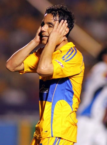 Canterano y goleador de las Chivas, emigró al futbol español, pero los pocos minutos lo obligaron a regresar a México, Tigres se hizo de sus servicios en 2009, donde se apagó y comenzó el declive en su carrera. 