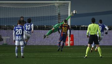 Marc-Andr¨¦ Ter Stegen desv¨ªo, a mano cambiada, el bal¨®n a su palo izquierdo tras el lanzamiento de falta directa de Januzaj.