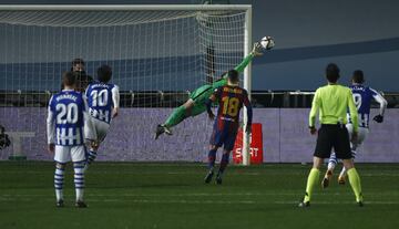 Marc-André Ter Stegen desvío, a mano cambiada, el balón  a su palo izquierdo tras el lanzamiento de falta directa de Januzaj.