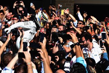 Lewis Hamilton celebra la victoria. 