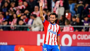 GIRONA, 20/04/2024.- El defensa del Girona CF Eric García celebra tras anotar un gol, durante el partido de la jornada 32 de LaLiga EA Sports disputado entre el Girona CF y el Cádiz CF, hoy sábado en el estadio municipal de Montilivi de Girona. EFE/David Borrat