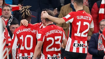 BILBAO, 16/01/2025.- Los jugadores del Athletic celebran el segundo gol ante Osasuna, durante el partido de octavos de final de la Copa del Rey de fútbol que Athletic Club y CA Osasuna disputan este jueves en el estadio de San Mamés, en Bilbao. EFE/Miguel Toña