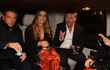Francisco Javier Banderas, Antonio Banderas y Nicole Kimpel después de la gala de entrega de los Premios Hombres del Año Esquire en el Casino de Madrid.
