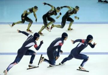 Los equipos de Corea del Sur y de Japón durante la prueba de 500 metros de patinaje de velocidad.