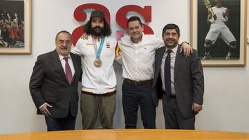 Regino Hernández visitó la redacción de As con su flamante bronce