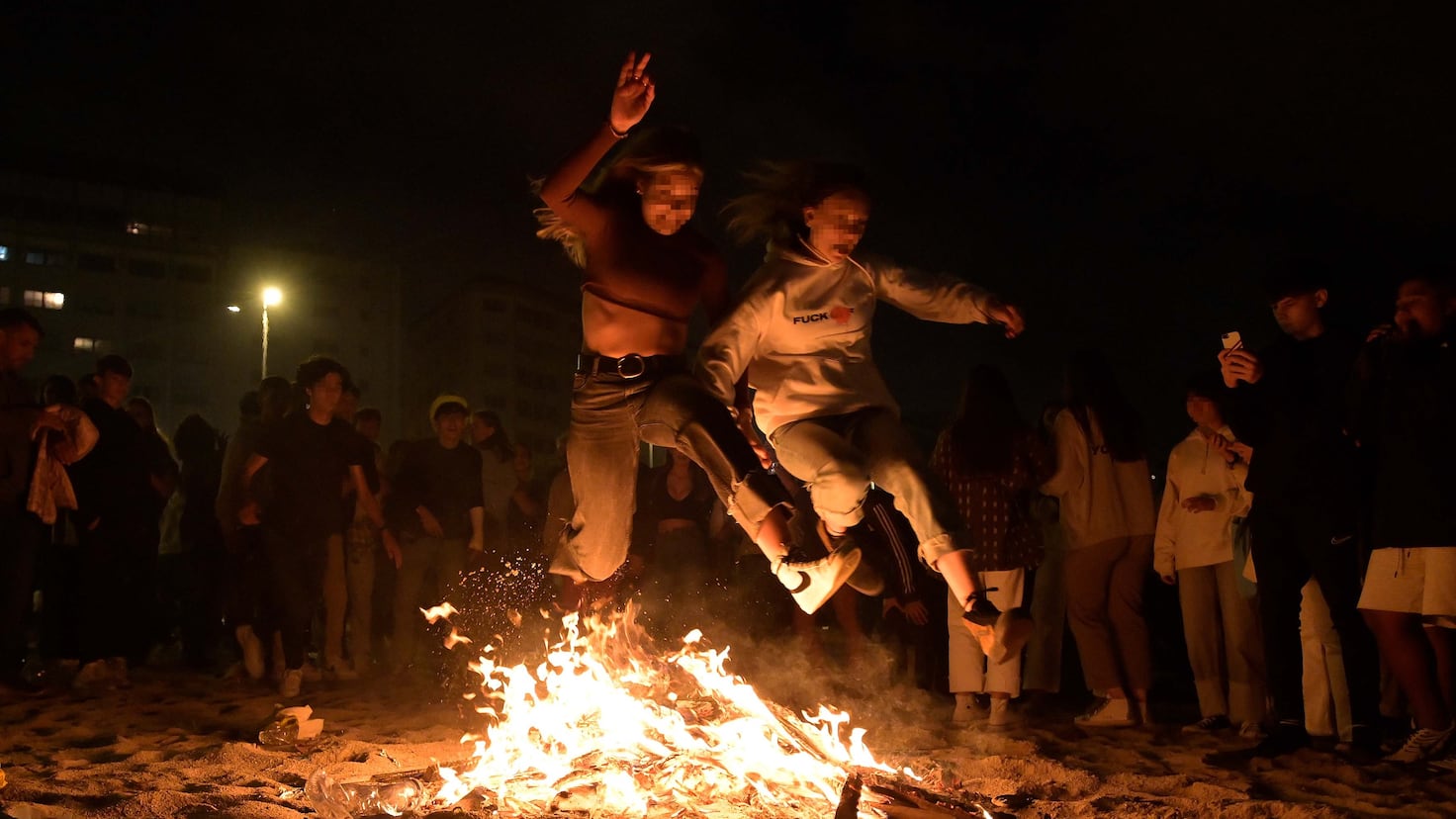 Noche San Juan 2025: origen, significado de las hogueras, rituales y qué se quema del 23 al 24 de junio - AS.com