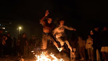 Varios jóvenes saltan una hoguera en la Noche de San Juan, a 23 de junio de 2022, en A Coruña, Galicia (España). La tradicional fiesta de San Juan recupera este 2022 la normalidad, tras los condicionantes impuestos por la pandemia, con la posibilidad de hacerlas ya en las playas y con propuestas como 'puntos violeta' para prestar asesoramiento y asistencia en casos de posible violencia machista. La Noche de San Juan representa una fiesta pagana de culto al Sol, en homenaje a los tiempos de cosecha y como un elemento purificador. La fiesta se celebra cada año del 23 al 24 de junio en torno al fuego y las hogueras.
23 JUNIO 2022;GALICIA;HOGUERAS SAN JUAN;JÓVENES
M. Dylan / Europa Press
24/06/2022