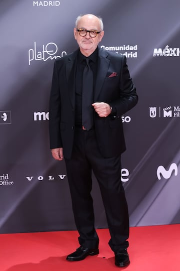 Luis Gnecco posa en la alfombra roja.