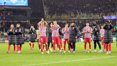 Los jugadores del Atlético aplauden a la afición rojiblanco que acudió a Brujas.