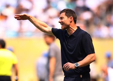 Xabi Alonso da indicaciones durante su debut en el banquillo del Real Madrid.