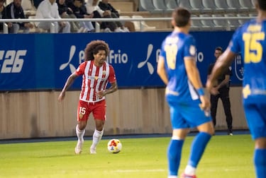 Perovic y Embarba guían al Almería ante un combativo Lorca