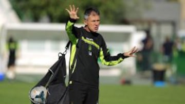 Lucas Alcaraz, entrenador del Granada, durante un entrenamiento.