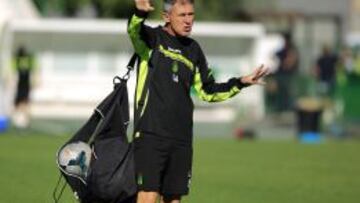 Lucas Alcaraz, entrenador del Granada, durante un entrenamiento.