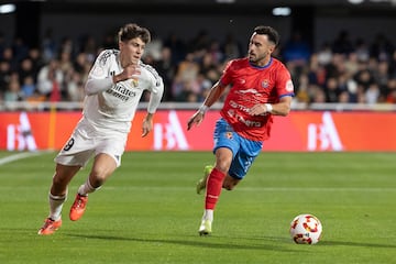 Lorenzo disputa un baln en carrera con Heredero en el Deportiva Minera-Real Madrid.