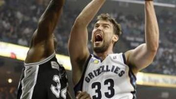<b>A LA CARGA. </b>Marc Gasol ataca el aro 'spur' ante Antonio McDyess con toda la fuerza de un 'grizzly'.