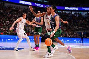 Djedovic bota el balón, Anotó 10 puntos.