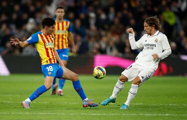 Almeida y Modric ante un balón dividido.