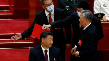 El expresidente de la Rep¨²blica Popular China, Hu Jintao, abandona el Congreso del Partido Comunista de China