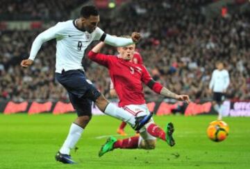 El delantero inglés Daniel Sturridge golpea el balón delante del defensor Peter Ankersen durante el partido internacional amistoso de fútbol entre Inglaterra y Dinamarca en el estadio de Wembley en Londres 