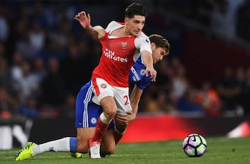 Marcos Alonso y Bellerín pelean por el balón.