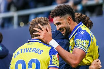 Ontiveros y Chris Ramos celebran el tanto de la victoria frente al Albacete en el Nuevo Mirandilla.