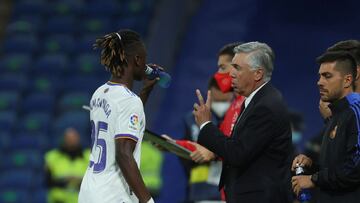 MADRID, 25/09/2021.- El centrocampista francés del Real Madrid Eduardo Camavinga (i) recibe instrucciones del técnico italiano Carlo Ancelotti en el partido de LaLiga ante el Villarreal que se disputa este sábado en el Santiago Bernabéu. EFE/Kiko Huesca