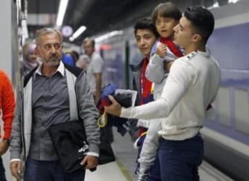 Osama Abdul Mohsen (c) y su hijo, Zaid (2i), los refugiados sirios zancadilleados por una periodista húngara cuando huían de la policía en Hungría, acompañados por otro de sus hijos, Mohamed (2d), y varios miembros de Cenafe, a su llegada a la estación de tren de Sants, en Barcelona, para partir hacia Madrid y acomodarse en la ciudad madrileña de Getafe, donde serán acogidos por iniciativa del presidente de las escuelas de entrenadores de fútbol Cenafe, Miguel Ángel Galán.