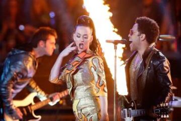 Espectacular puesta en escena de Katy Perry y Lenny Kravitz en el descanso del encuentro.