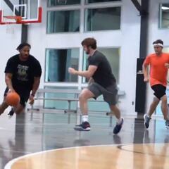 Myles Garrett muestra sus habilidades como basquetbolista