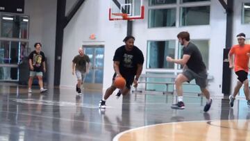 Myles Garrett muestra sus habilidades como basquetbolista